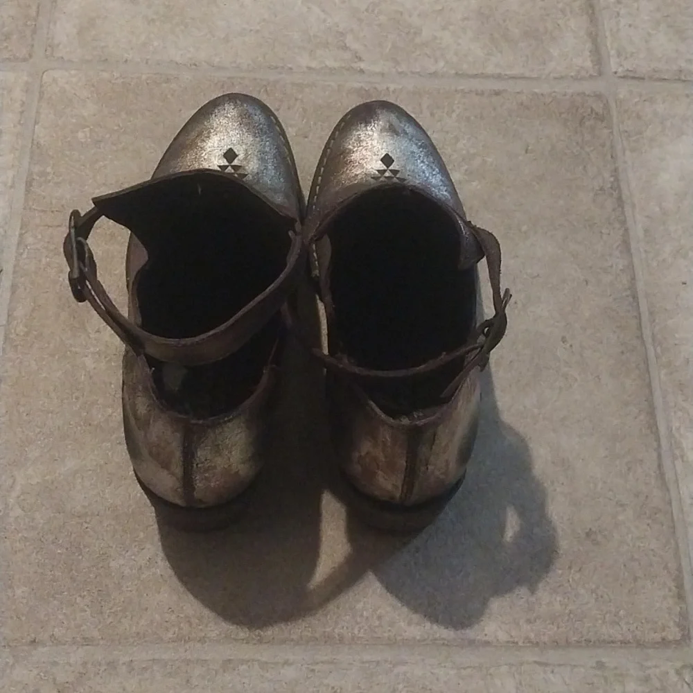 Sbicca Vintage Collection Peaceout Metallic Ankle Booties  Size 6